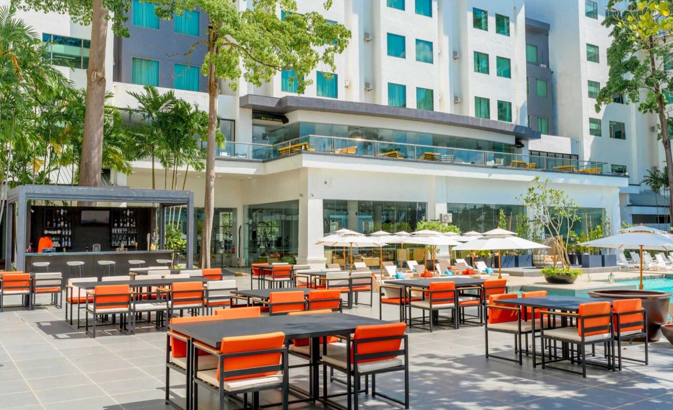 Long Beach Pool & Bar